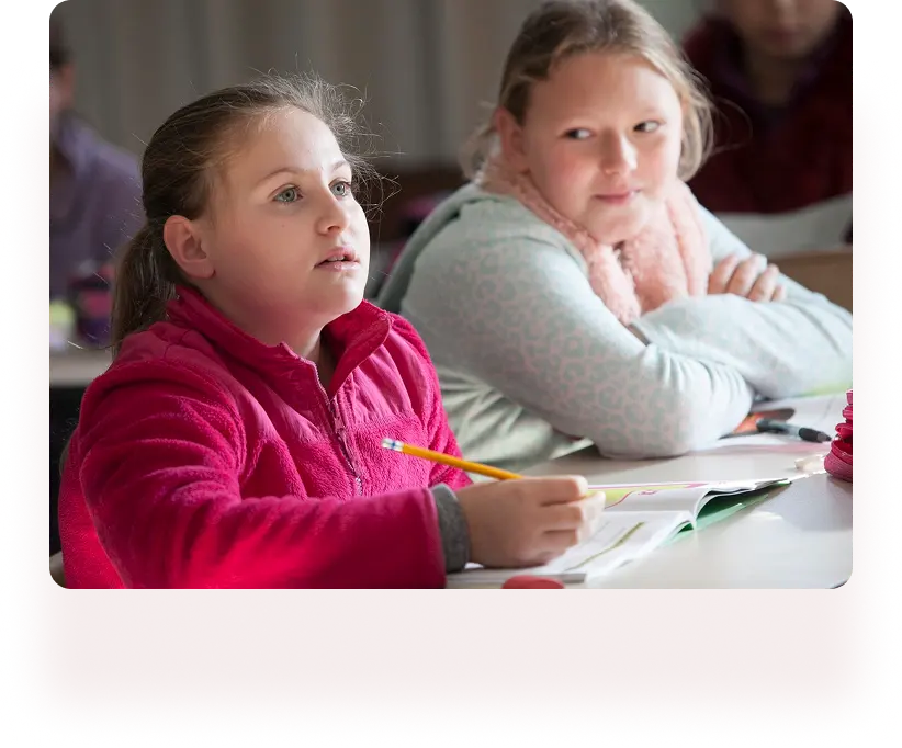 תלמידות בבית ספר קרוב
